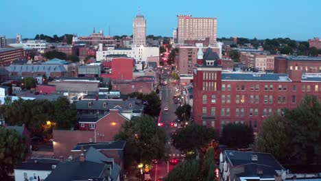 Absteigende-Luft-Der-Urbanen-Usa-stadt-Während-Der-Blauen-Stunde