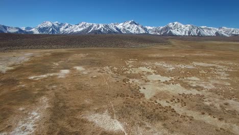 位於塞拉內瓦達山脈的地熱平原上空,靠近加州巨人2號 (mammoth california 2)