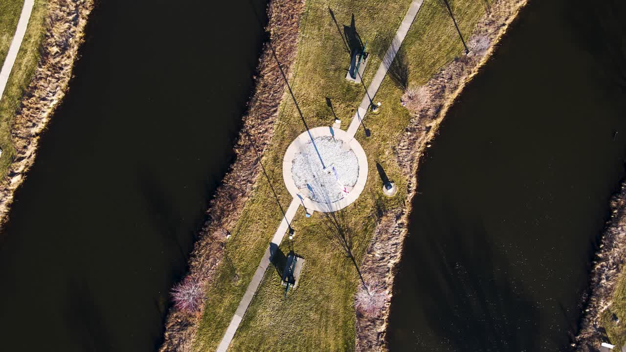 Spinning around in Bird's eye over a a flagpole