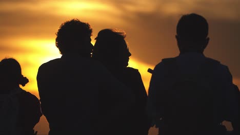석양에 대하여 silhouetted 한 쌍
