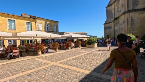 mercado bullicioso cerca de la histórica capilla en saint-émilion