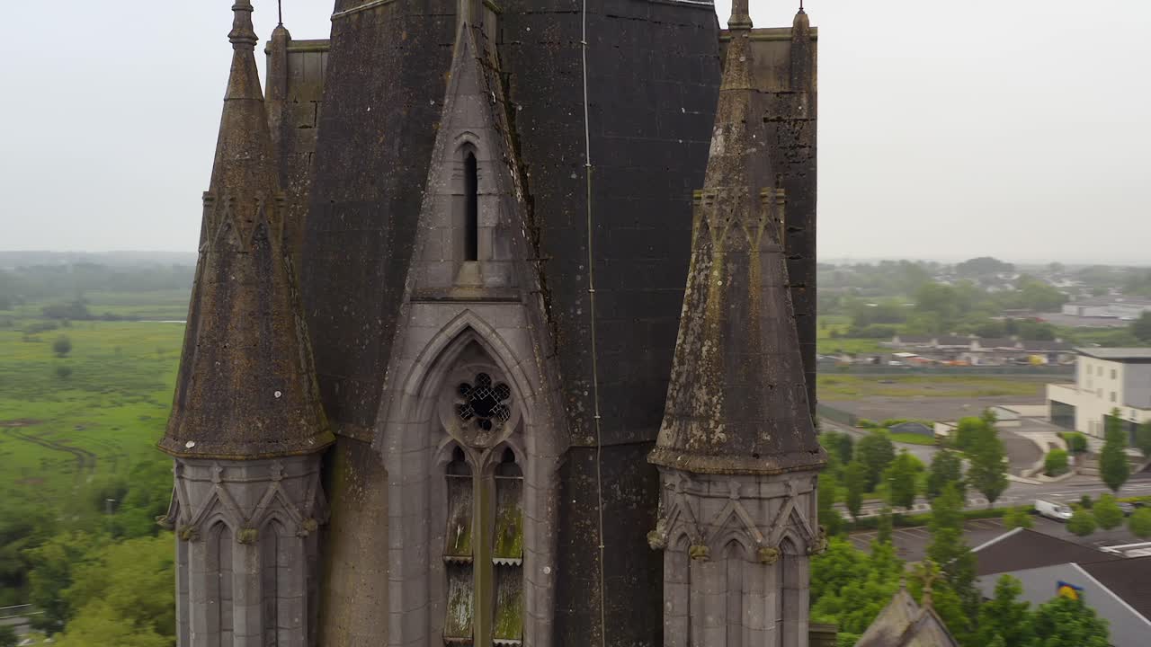 la iglesia de san miguel en ballinasloe galway empuja y orbita alrededor de torres góticas cubiertas de líquenes