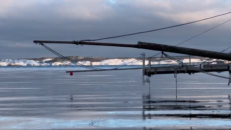 Tranquila-Costa-Invernal-En-Noruega,-Capturada-En-Cámara-Lenta-Y-Suave-Y-Claridad-De-4k