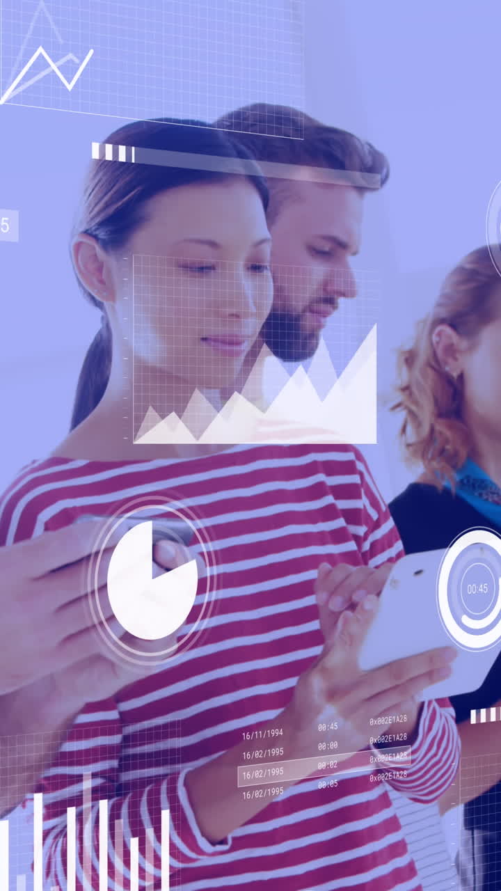 animación del procesamiento de datos sobre diversas personas de negocios que usan tabletas