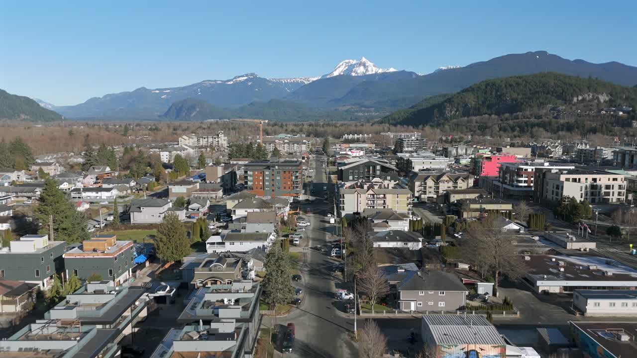 Quartiere residenziale con sviluppo abitativo a Squamish, Columbia Britannica, Canada. Ripresa aerea in allontanamento