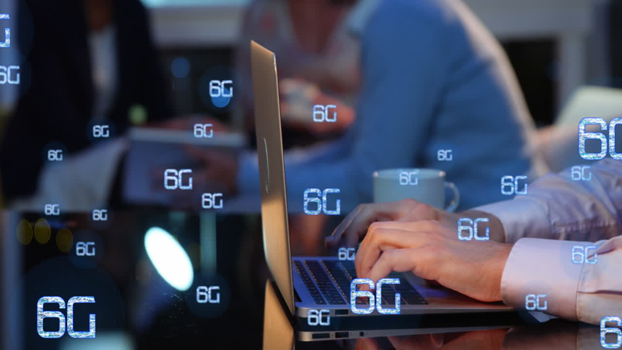animación de múltiples textos 6g sobre manos recortadas de un hombre caucásico trabajando en una computadora portátil en la oficina