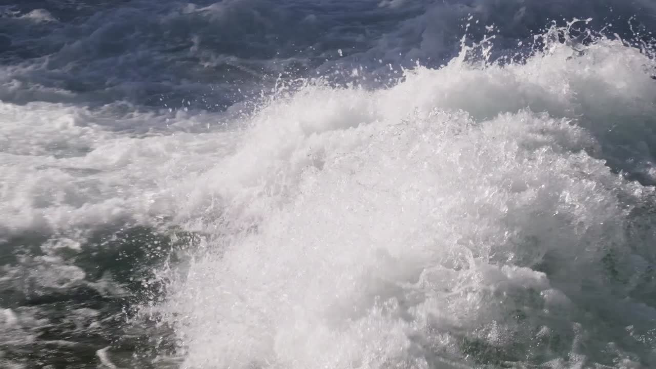 강의 야생 물 aare 스플래싱