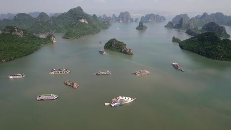 antena de cruceros anclados en la bahía de ha long alrededor de rocas de montaña de piedra caliza en una mañana soleada en vietnam