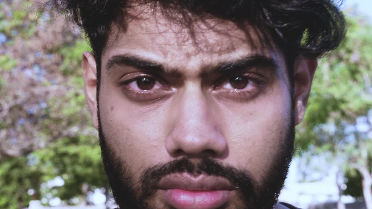 chico indio confiado mirando la cámara en el frente