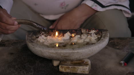 encender un qulliq - ceremonia indígena inuit canadá