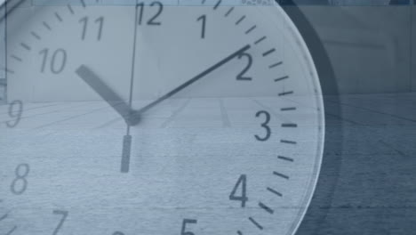 personas caminando rápido con el reloj en primer plano