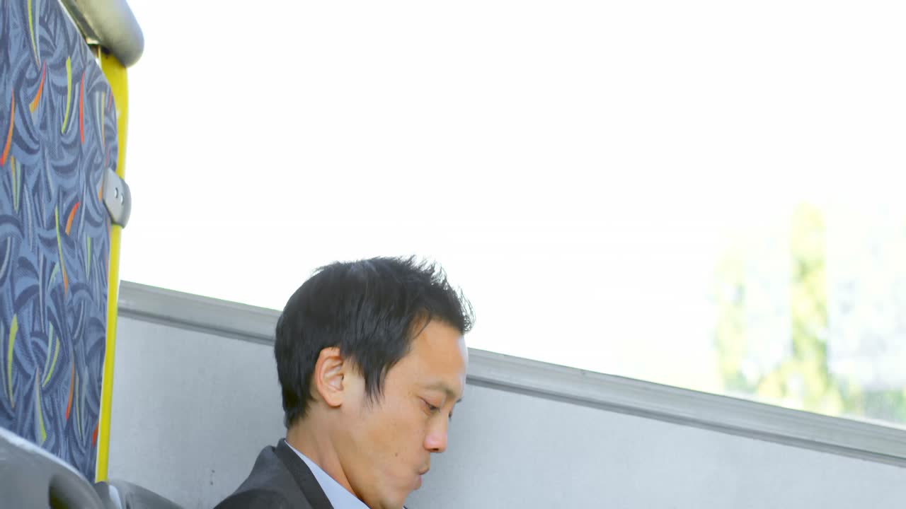 4k 버스에서 여행하는 비즈니스 통근자