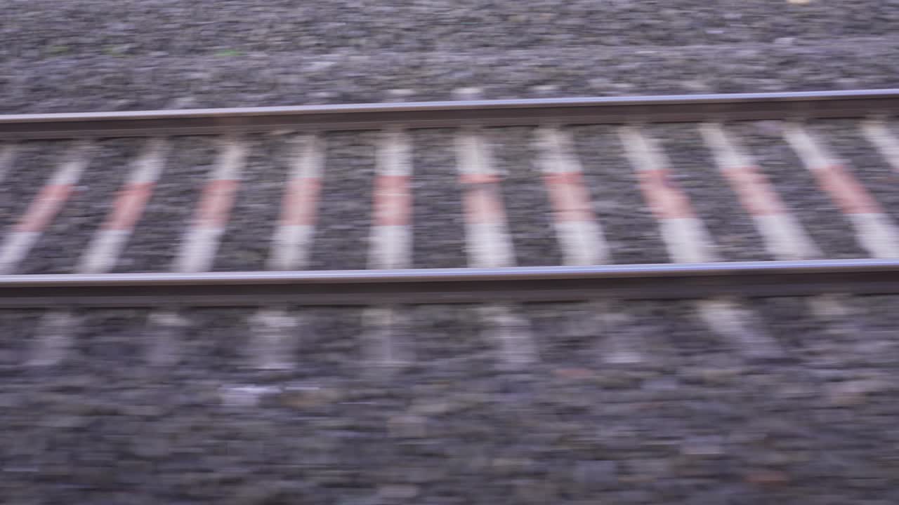 линия рядом с быстро движущимся поездом