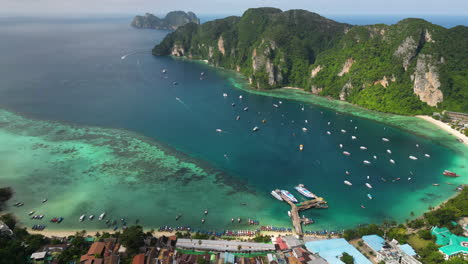 Panorama-Aéreo-Del-Concurrido-Puerto-De-Ferry-En-La-Isla-De-Koh-Phi-Phi-Tailandia,-Hiperlapso