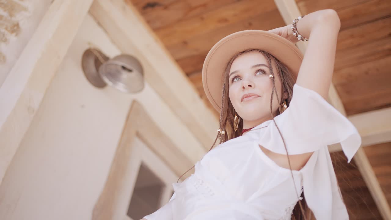 mujer elegante con un traje de estilo boho occidental