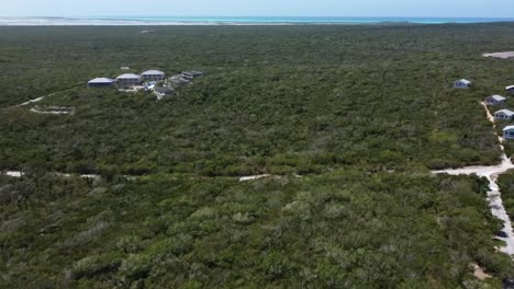 vista aérea de las bahamas sobre el continente con mucho bosque y algunas casas