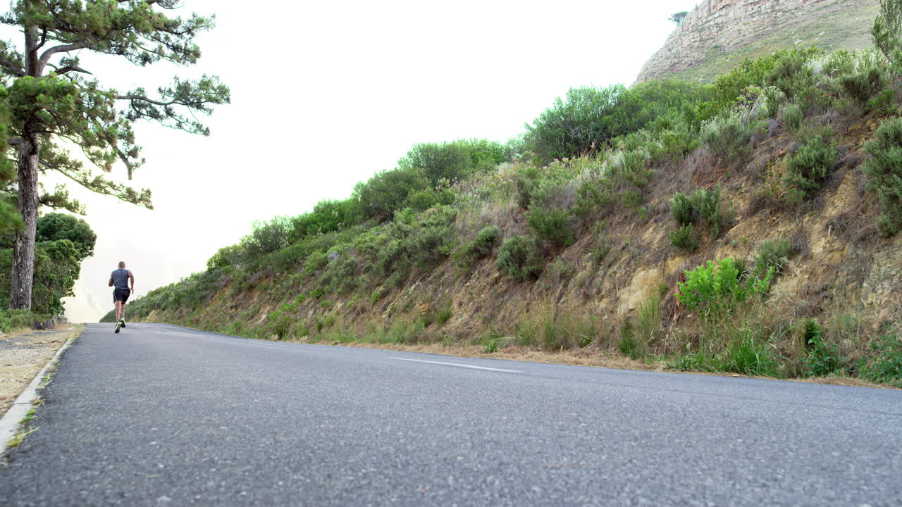 그는 그것을 계속 움직입니다.