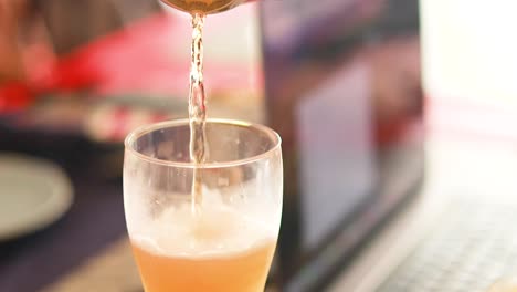 la cerveza se vierte en un vaso creando espuma