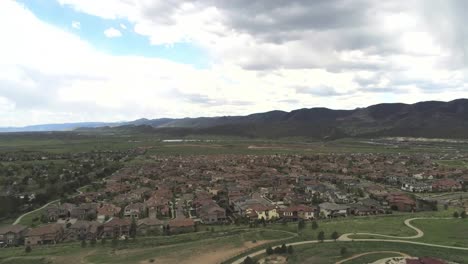 Una-Panorámica-De-Drones-Sobre-Un-Suburbio-De-Denver