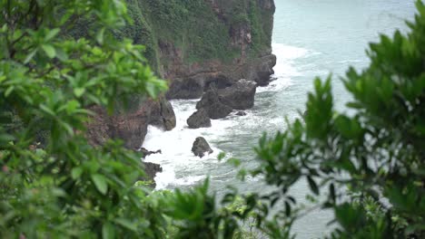 Die-Wellen,-Die-Gegen-Die-Felsen-An-Der-Küste-Der-Südsee-Von-Java-Schlagen