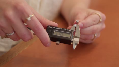 goden diamond ring getting measured