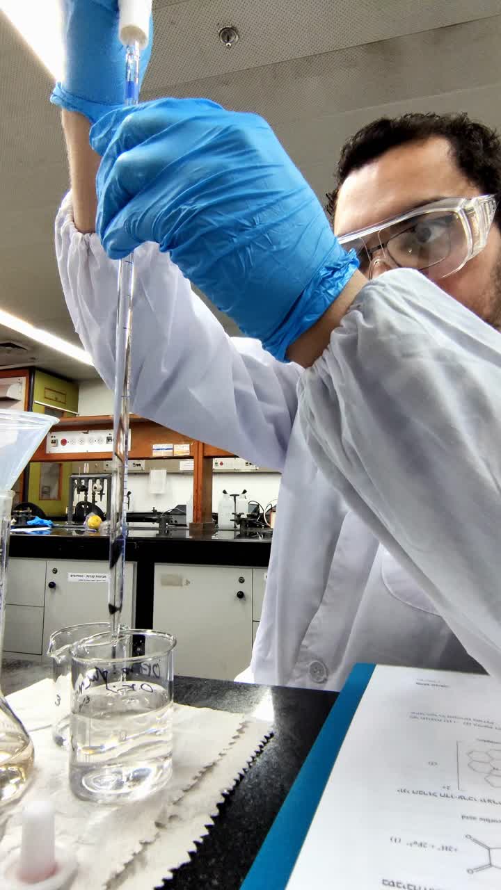 experimento de química en un laboratorio