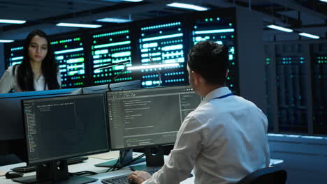 compañeros de trabajo en un centro de datos de alta tecnología que monitorean las amenazas a la seguridad