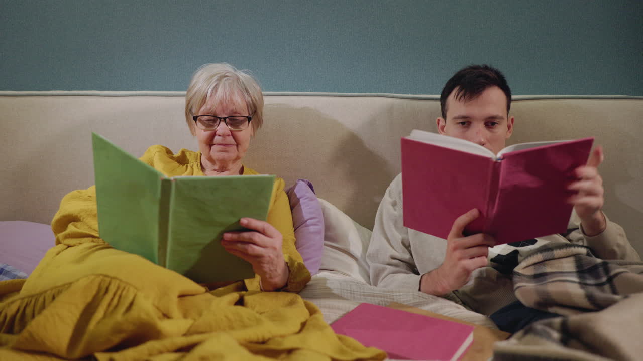 pareja leyendo en la cama