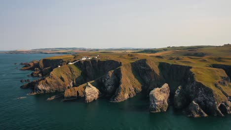 Atemberaubende-Luftaufnahme-Der-Schottischen-Küste,-St.-Abbbs-Head-Und-Leuchtturm-In-Der-Nähe-Von-Edinburgh-In-Den-Schottischen-Grenzen,-Schottland,-Vereinigtes-Königreich