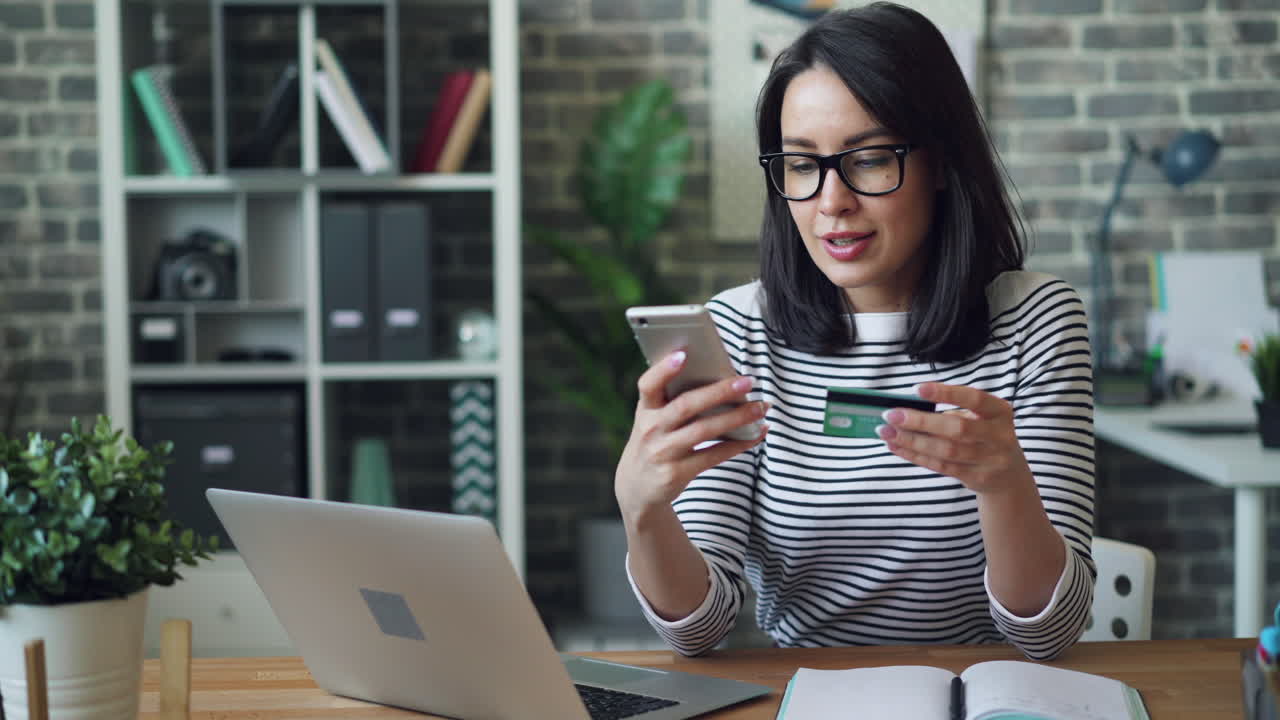 Donna che effettua un pagamento online dal suo ufficio domestico