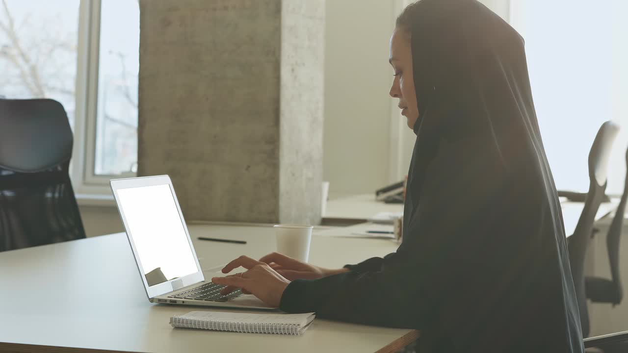 Beautiful arabian woman with abaya dress working in the office
