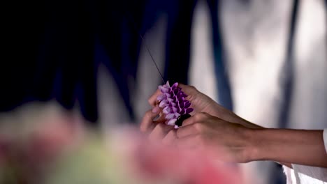 la fabricación de hermosas guirnaldas de flores exóticas, de cerca