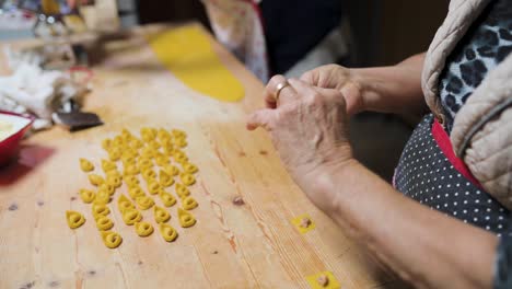 mujeres cultivadoras cocinando tortellini tradicionales en la cocina