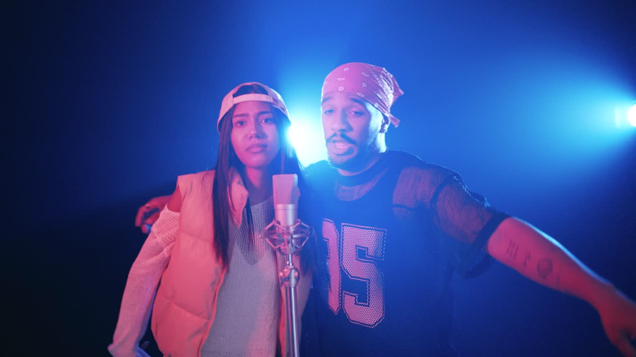 Casal latino urbano cantando em um microfone