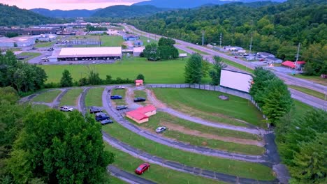 Inclinación-Aérea-Desde-La-Unidad-En-El-Teatro-En-Elizabethton-Tennessee