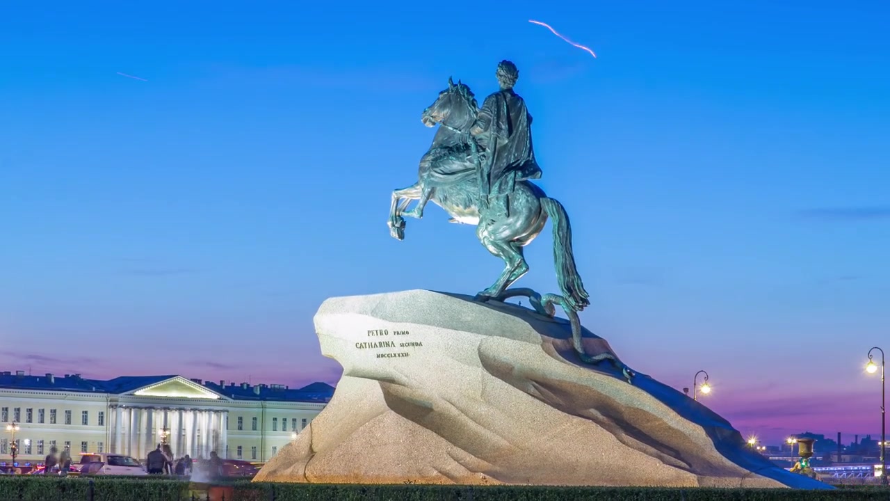 Monumento a Pedro, o Grande (Cavaleiro de Bronze) na Praça do Senado, timelapse hyperlapse noturno. Turistas caminhando durante a noite branca de verão. SÃO PETERSBURGO, RÚSSIA