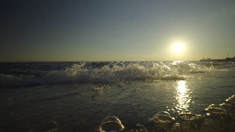 las olas del atardecer en la playa