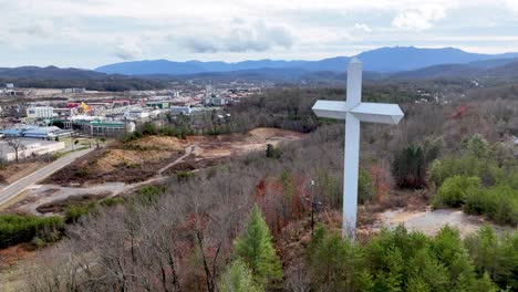 Empuje-Lentamente-La-Cruz-Con-El-Telón-De-Fondo-De-Las-Montañas-Humeantes-Sobre-Pigeon-Forge-Tennessee