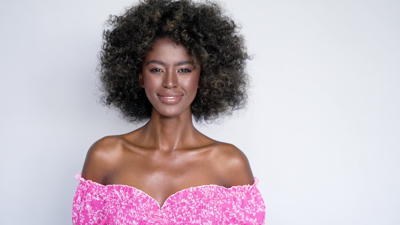 портрет красивой женщины в розовом платье