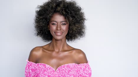 retrato de una hermosa mujer en un vestido rosa