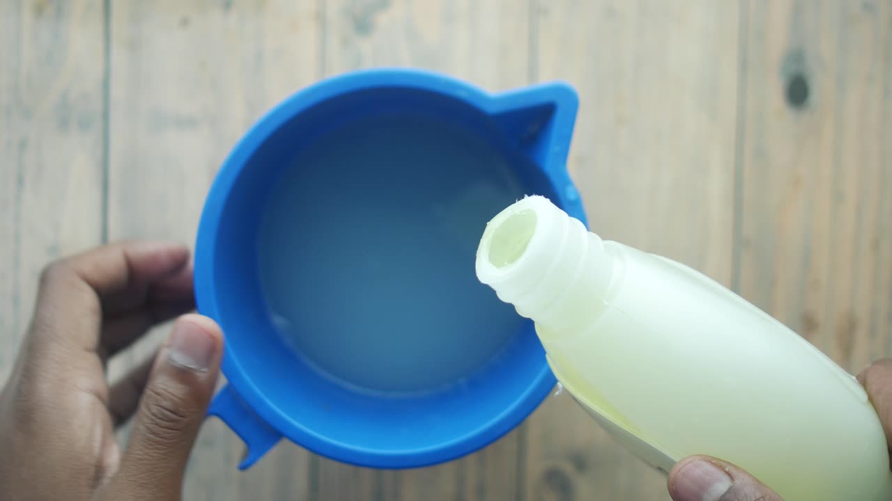 vertido de líquido en un recipiente