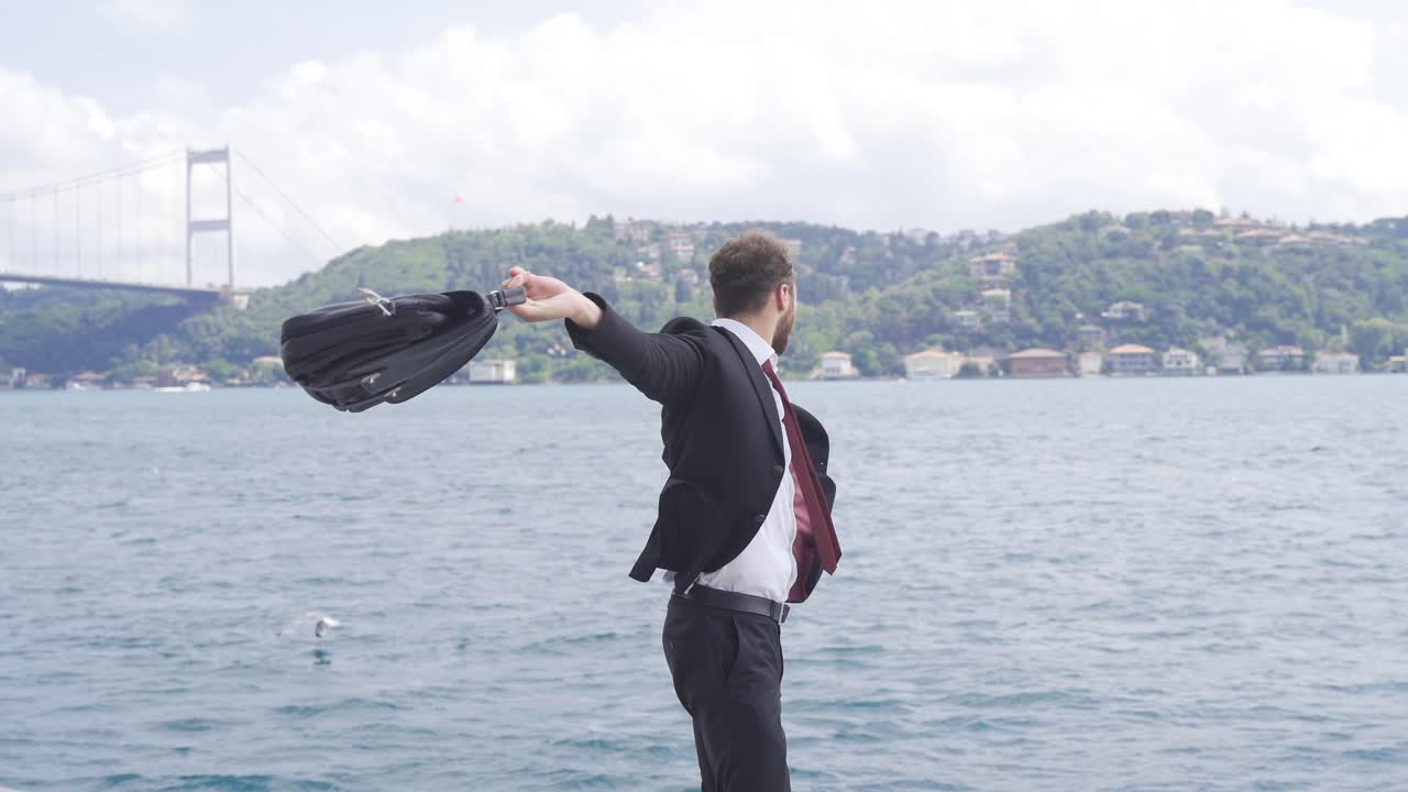 행복하고 성공적인 사업가입니다. 그는 도시에서 바 ⁇ 가에서 기 ⁇ 합니다.