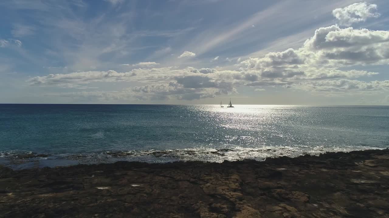 하와이 섬에서 화산 해안선을 드러내는 태평양의 범선에서 철수