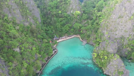 vista aérea de hermosos paisajes kársticos y aguas turquesas alrededor de coron, palawan, filipinas