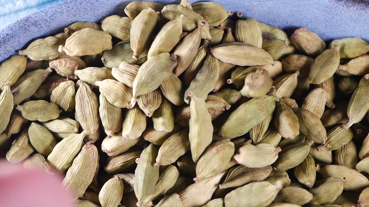 그 에 건조 한 초록색 카다몬 어리