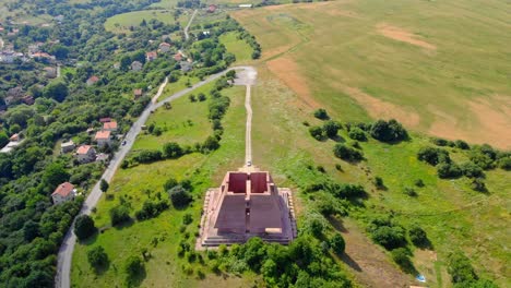 vuelo sobre gurgulyat y el panteón "madre bulgaria" monumento