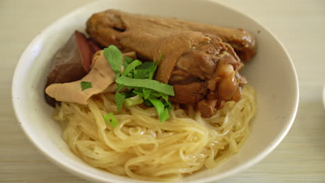 Fideos-Secos-Con-Pato-Estofado-En-Tazón-Blanco---Estilo-De-Comida-Asiática