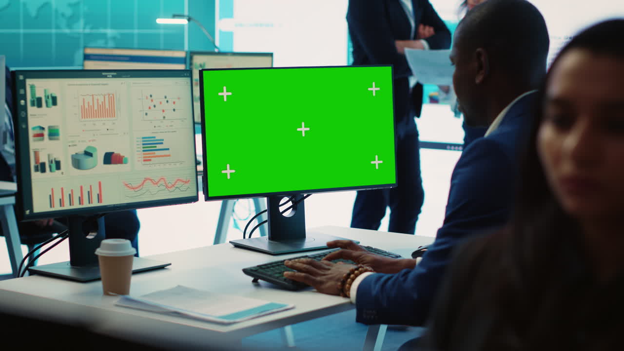 Projektleder arbejder med infografikrapporter og greenscreen