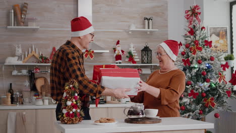 abuelos feliz pareja familia compartiendo regalo de envoltura con cinta en él