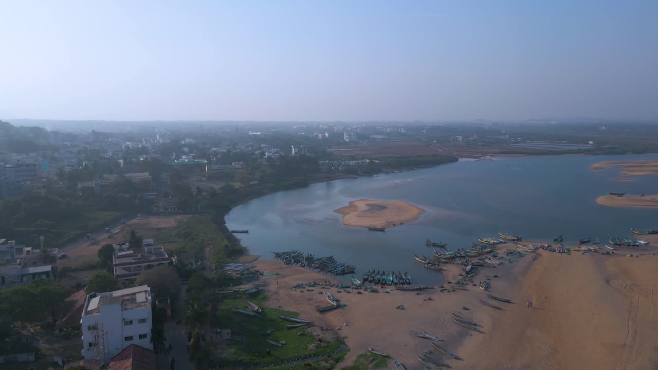 Veduta aerea di RK Beach, Bheemunipatnam Beach, Arco di roccia naturale, Tenneti Park, Nave MV MAA, Visakhapatnam, India